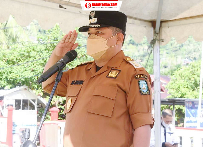 Penghormatan ketika Wakil Bupati Anambas menaiki podium